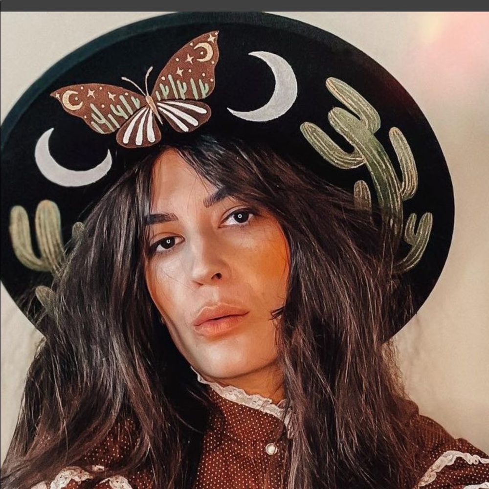 Iso a Luna bloom life hat! Hand painted